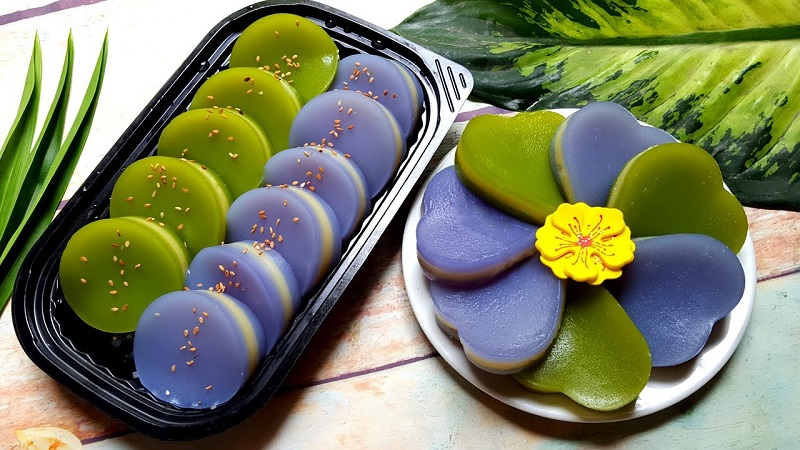 Фиолетовый слой торта взят из цветка гороха бабочки, зеленый-из листа пандана, а желтый-из бобов мунг. Фото: Goc Bep Nho